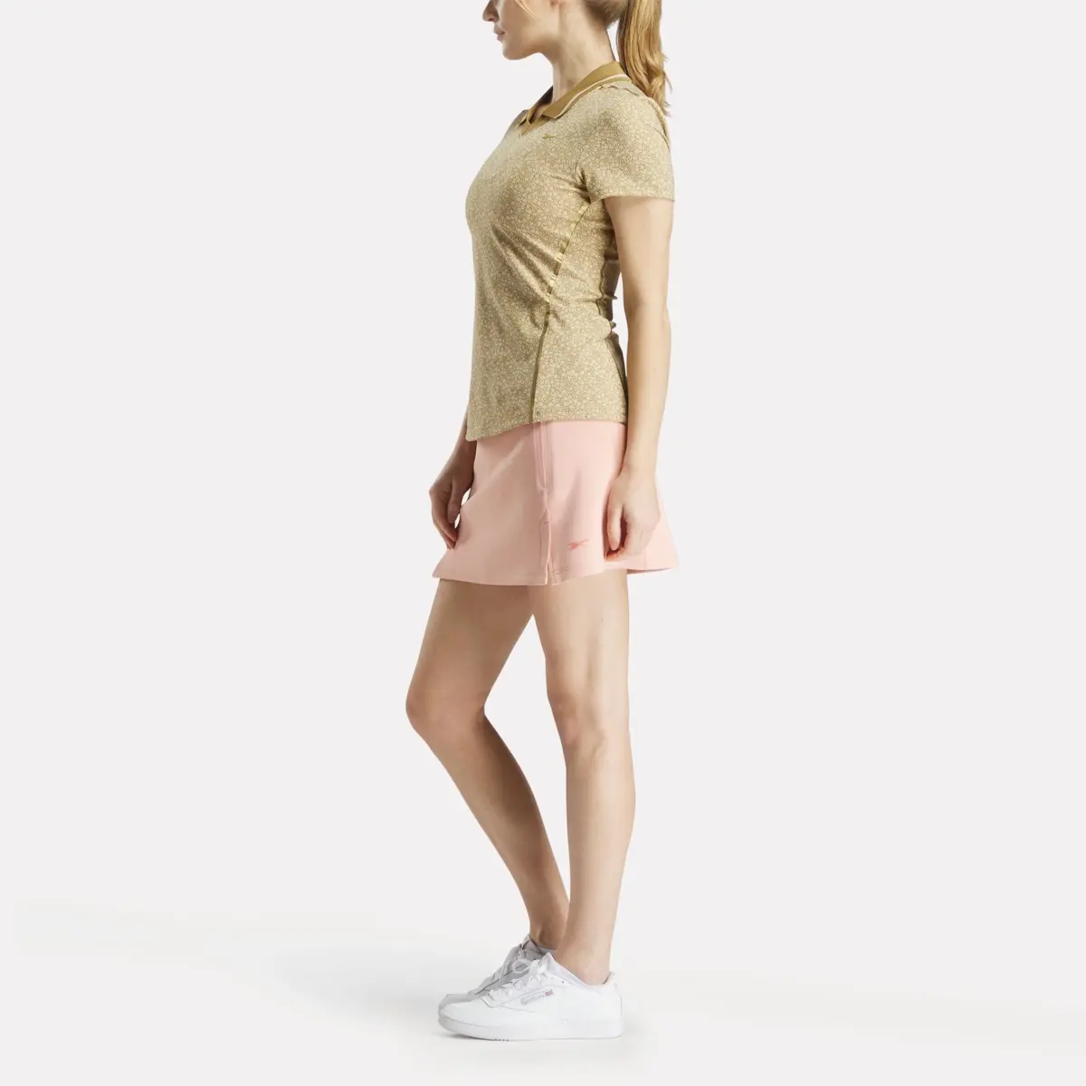 Damen-Poloshirt mit Flügelärmeln und Johnny-Kragen mit Mikroblümchenmuster Damen-Poloshirt mit Flügelärmeln und Johnny-Kragen mit Mikroblümchenmuster