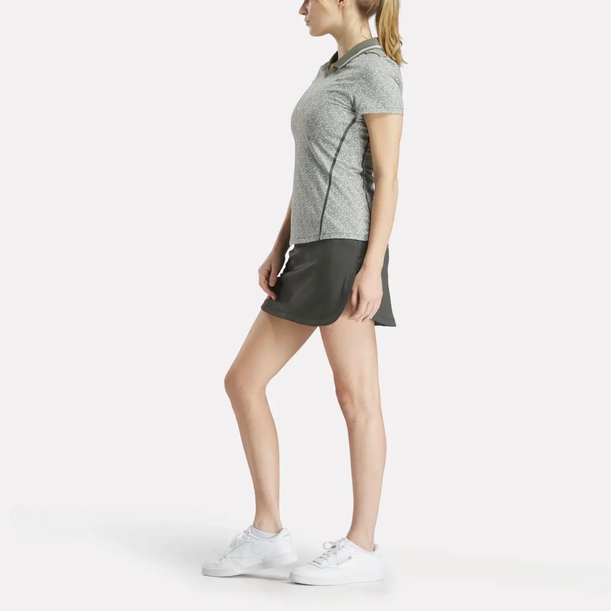 Damen-Poloshirt mit Flügelärmeln und Johnny-Kragen mit Mikroblümchenmuster Damen-Poloshirt mit Flügelärmeln und Johnny-Kragen mit Mikroblümchenmuster