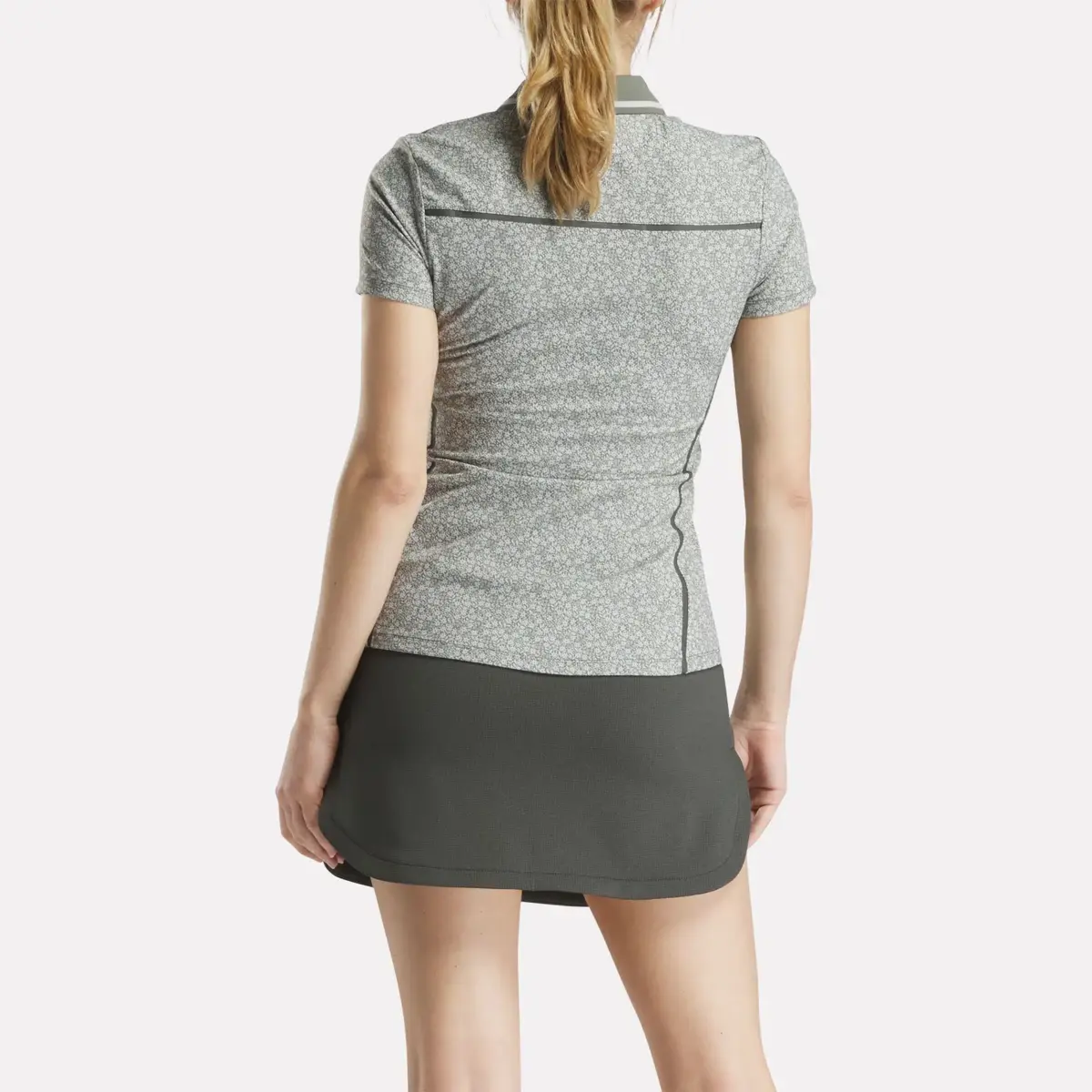 Damen-Poloshirt mit Flügelärmeln und Johnny-Kragen mit Mikroblümchenmuster Damen-Poloshirt mit Flügelärmeln und Johnny-Kragen mit Mikroblümchenmuster